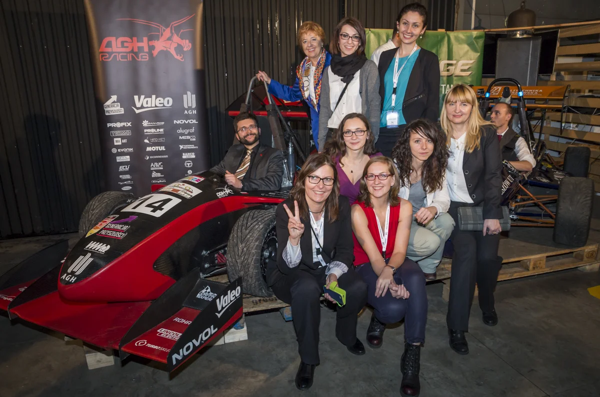 Zespół organizatorów PAMI 2015 z bolidem AGH Racing