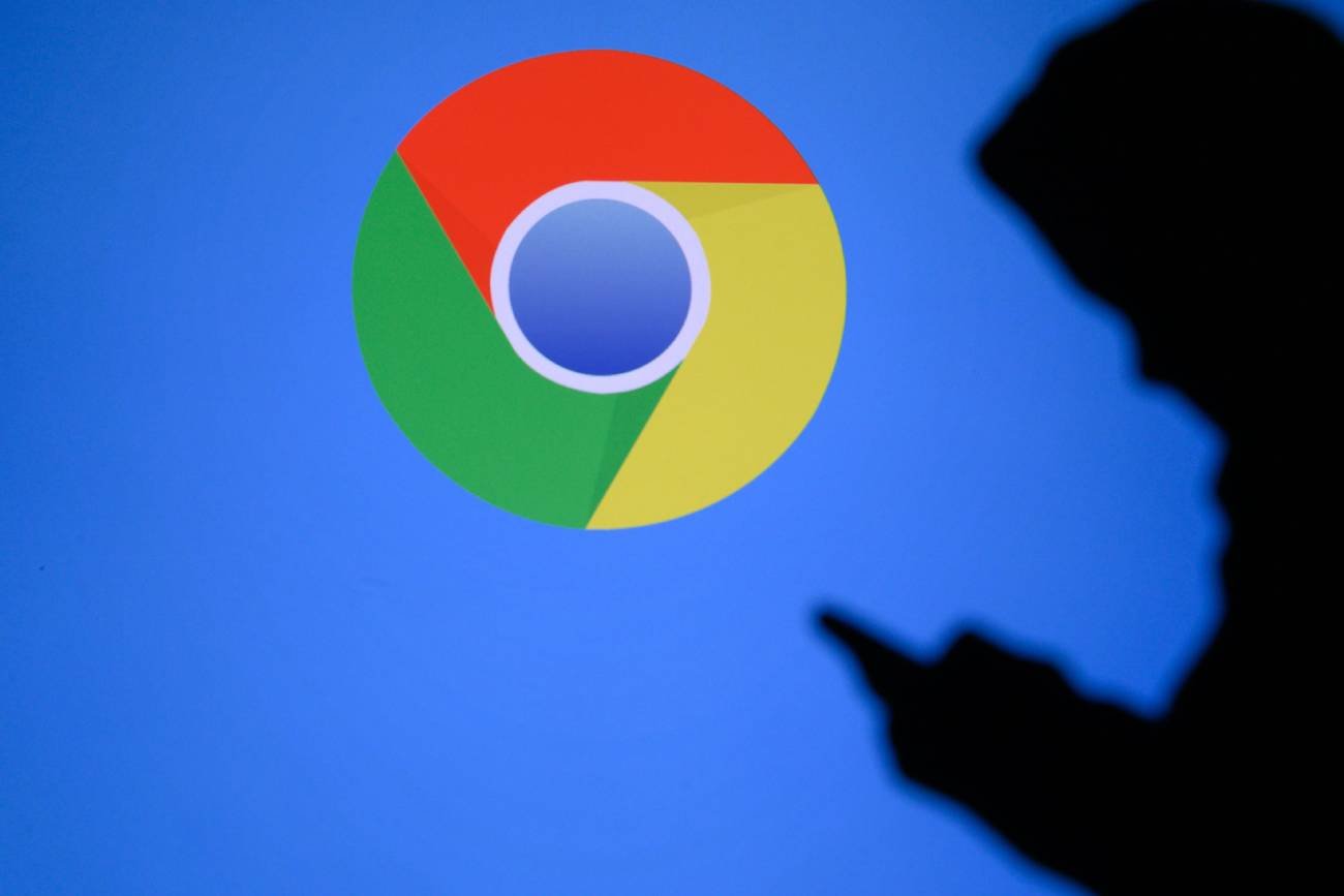 Logo chrome i sylwetka hakera.