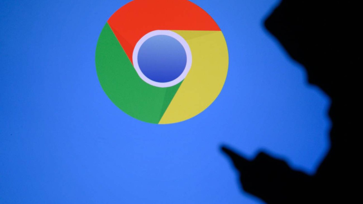 Logo chrome i sylwetka hakera.
