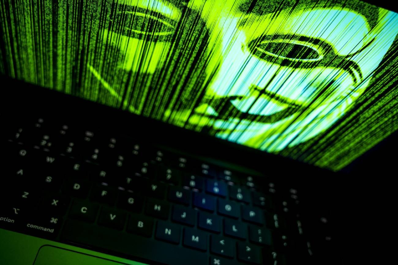 Maska Anonymous wyświetla się na monitorze.