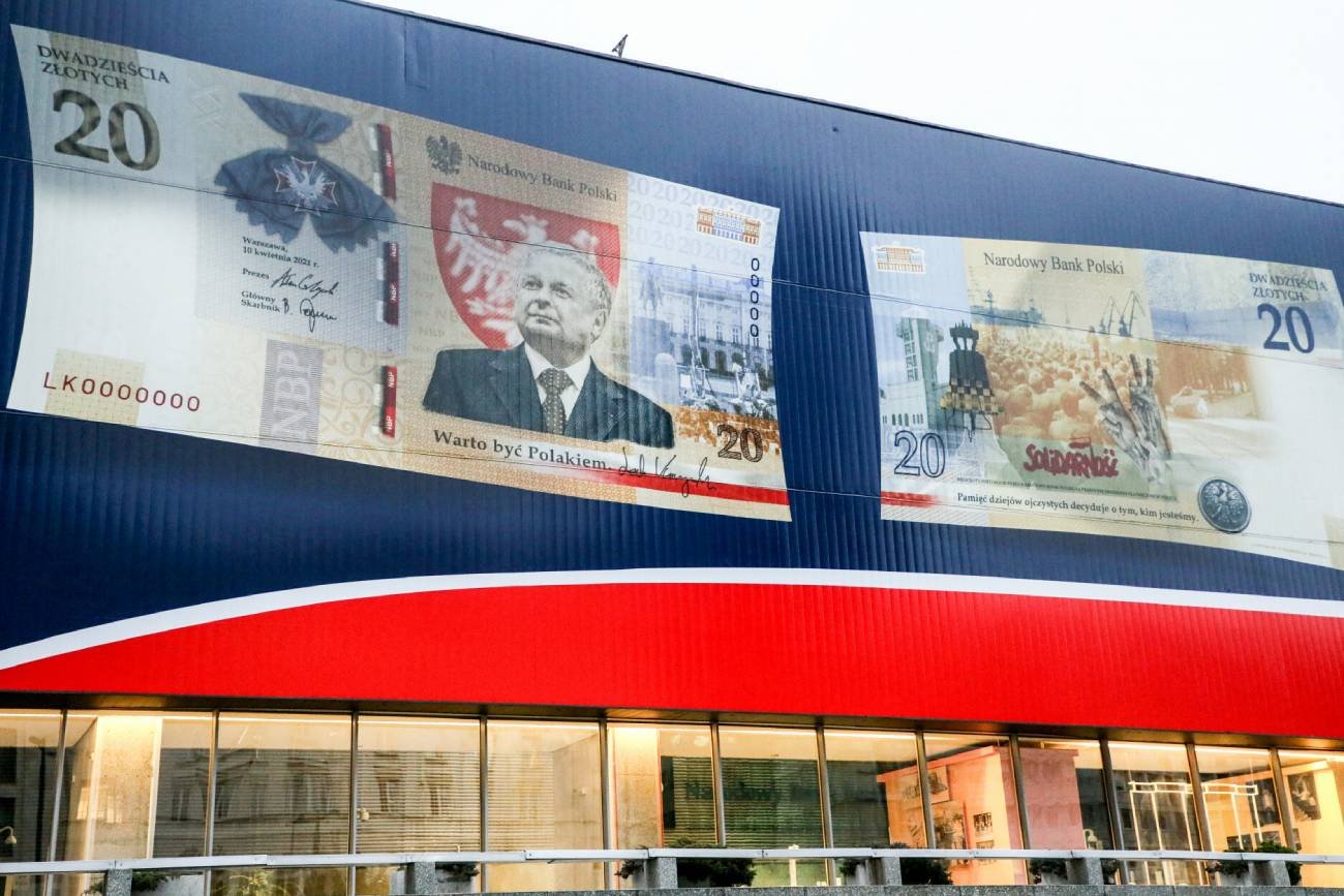 baner z banknotem na fasadzie Narodowego Banku Polskiego.