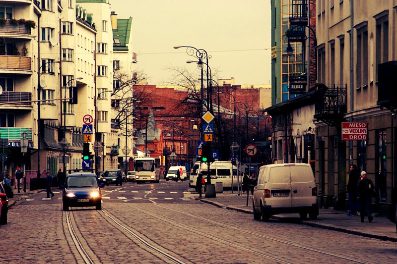 Ulica Ząbkowska - kręgosłup Szmulek. Ceglane budynki w oddali to właśnie Campus Warsaw.