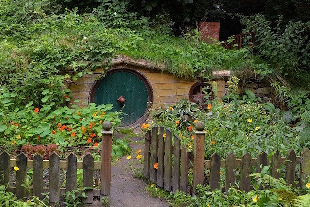 Domek Hobbita nie musi kosztować fortuny.