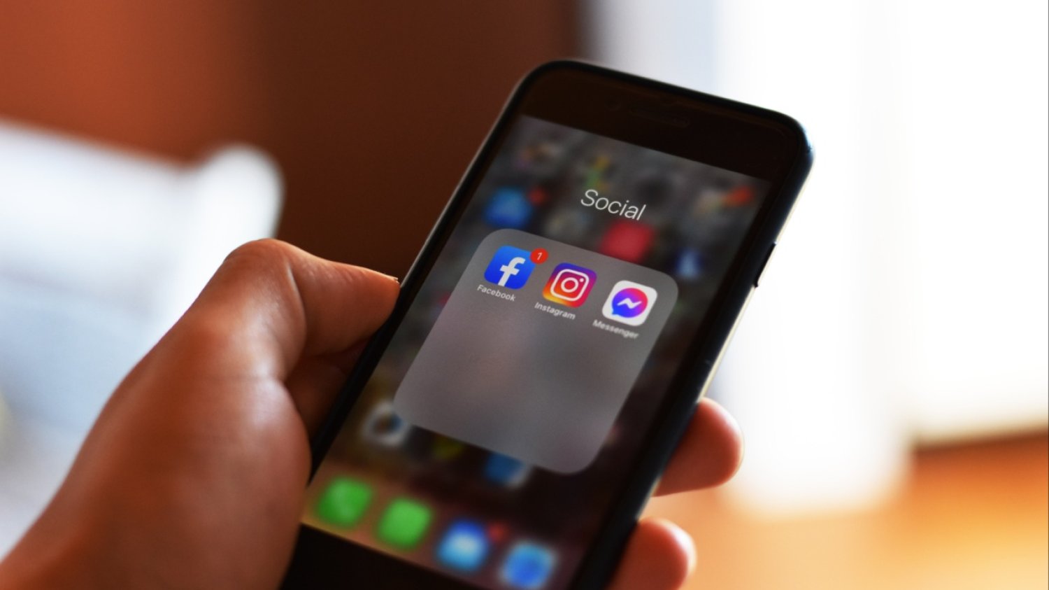 Smartfon, aplikacje Facebook, Instagram, Messenger.