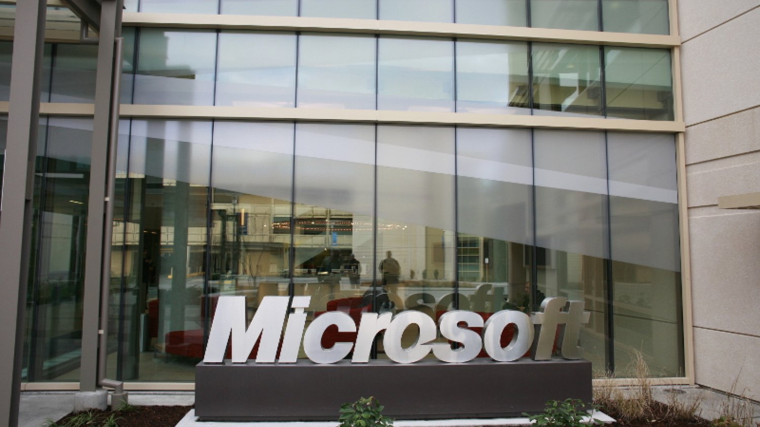 Microsoft wprowadza nową wersję Outlooka na smartfony.