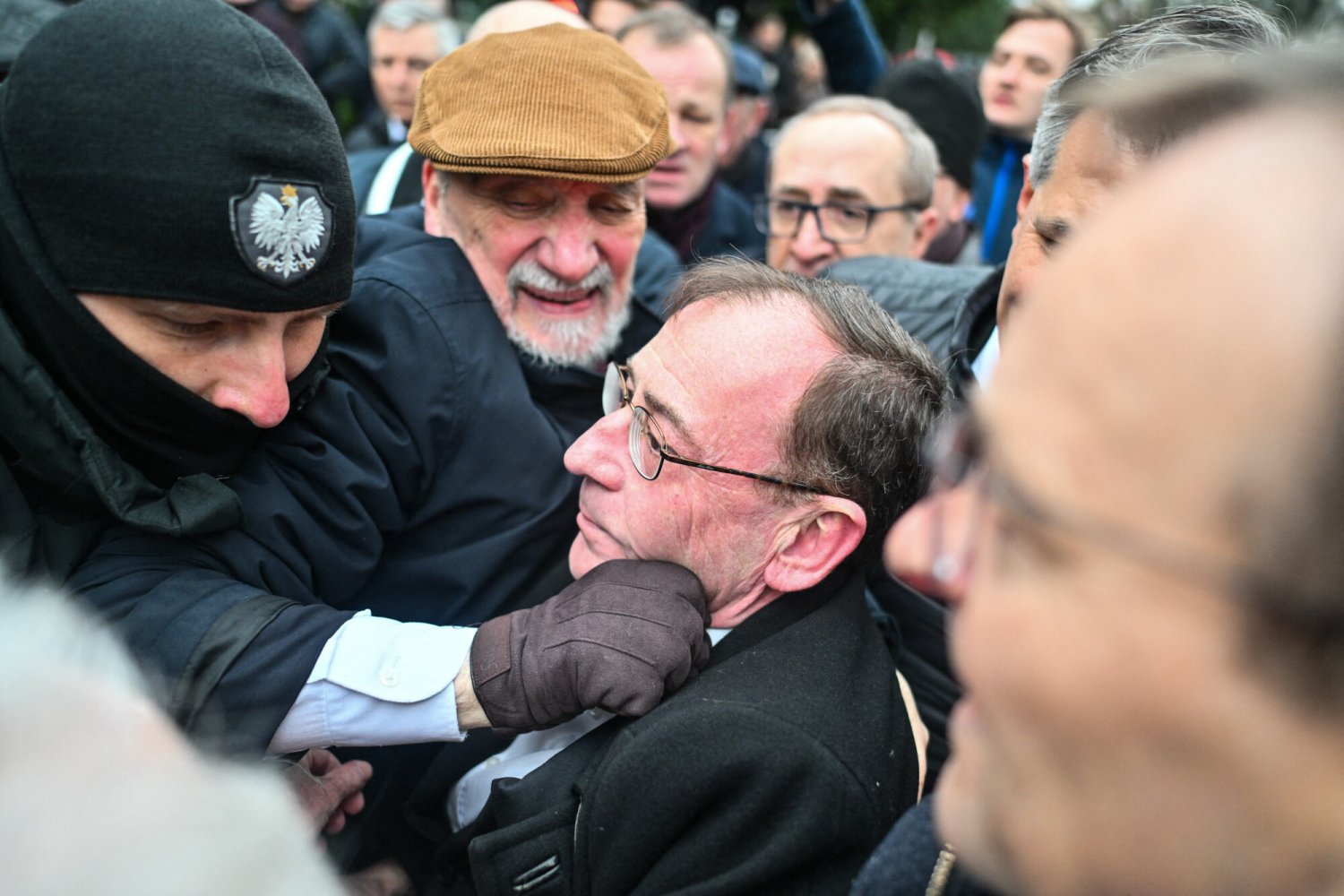 Hołownia zapowiedział analizę nagrań sprzed Sejmu i ewentualne ukaranie winnych posłów PiS.
