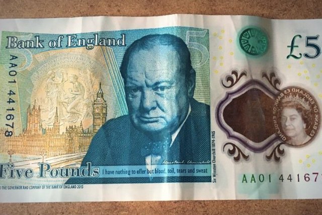 Anglicy oszaleli na punkcie 5-funtówek z wizerunkiem Churchilla