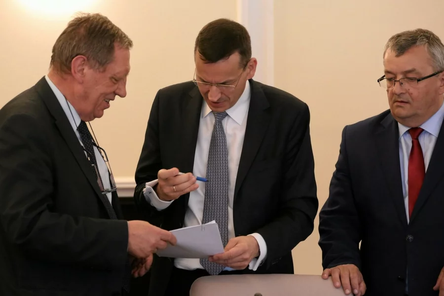 Ministrowie Jan Szyszko, Mateusz Morawiecki i Andrzej Adamczyk. To dwaj pierwsi toczą batalię o los przemysłu drzewnego.