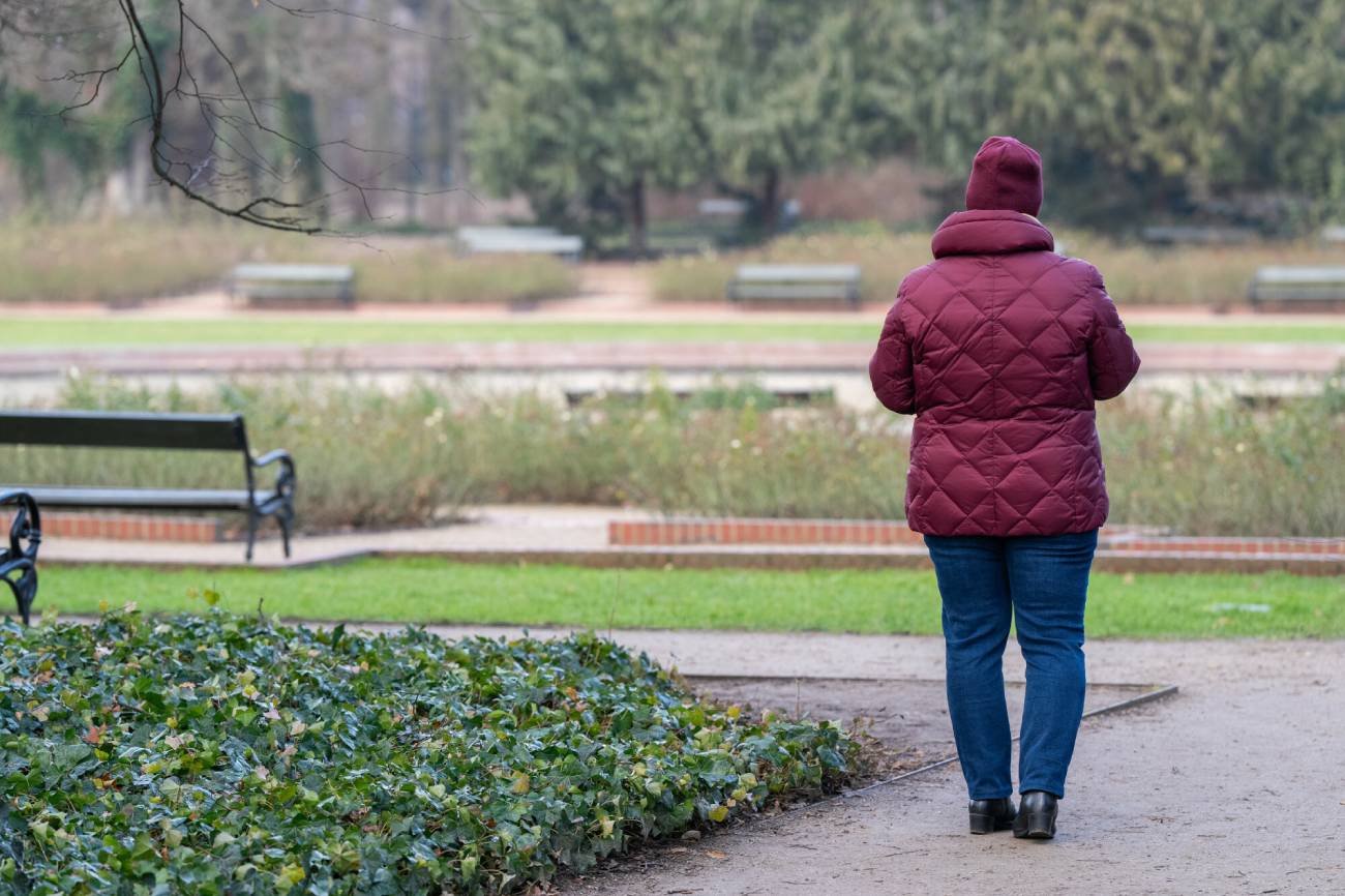 Emerytka w parku.
