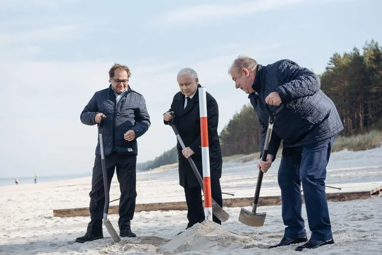 Minister Gróbarczyk intensywnie wspierał pomysł prezesa Kaczyńskiego o przekopie Mierzei Wiślanej. Pomagał nawet wkopywać symboliczny słupek.