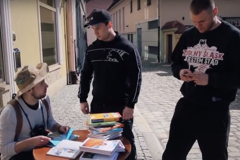 Od prawej "Cichy", jego pomocnik "Krótki" oraz turysta, któremu pomagają zainstalować aplikację Footsteps w jego smartfonie.