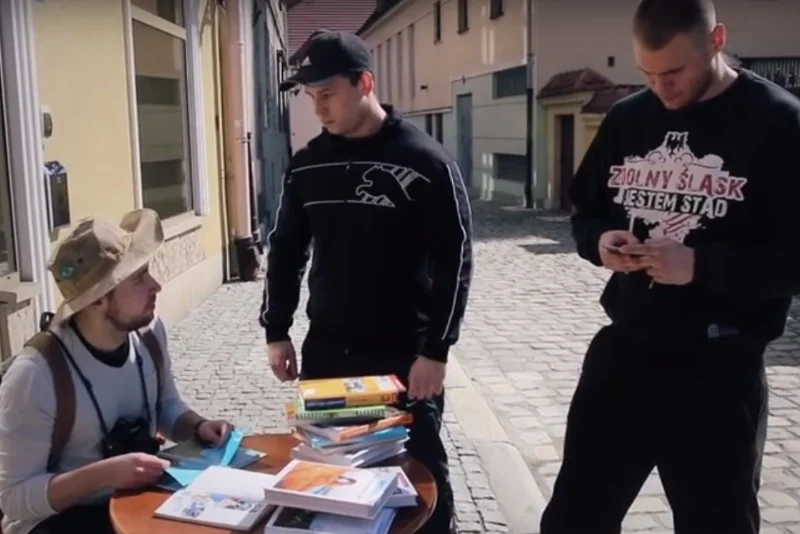 Od prawej "Cichy", jego pomocnik "Krótki" oraz turysta, któremu pomagają zainstalować aplikację Footsteps w jego smartfonie.