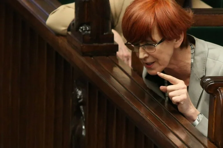 Minister pracy Elżbieta Rafalska nie zostawiła złudzeń w kwestii uczynienia Wigilii i Wielkiego Piątku dniami wolnymi od pracy.