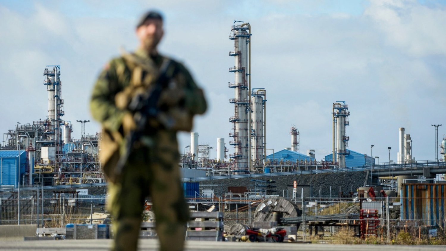 Norweski żołnierz pilnuje instalacji gazowej Karst po wybuchach Nord Stream