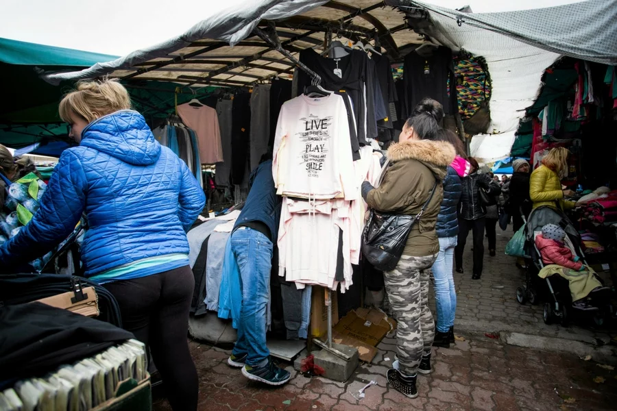 Połowa produktów sprzedawanych w handlu bazarowych to odzież i obuwie.