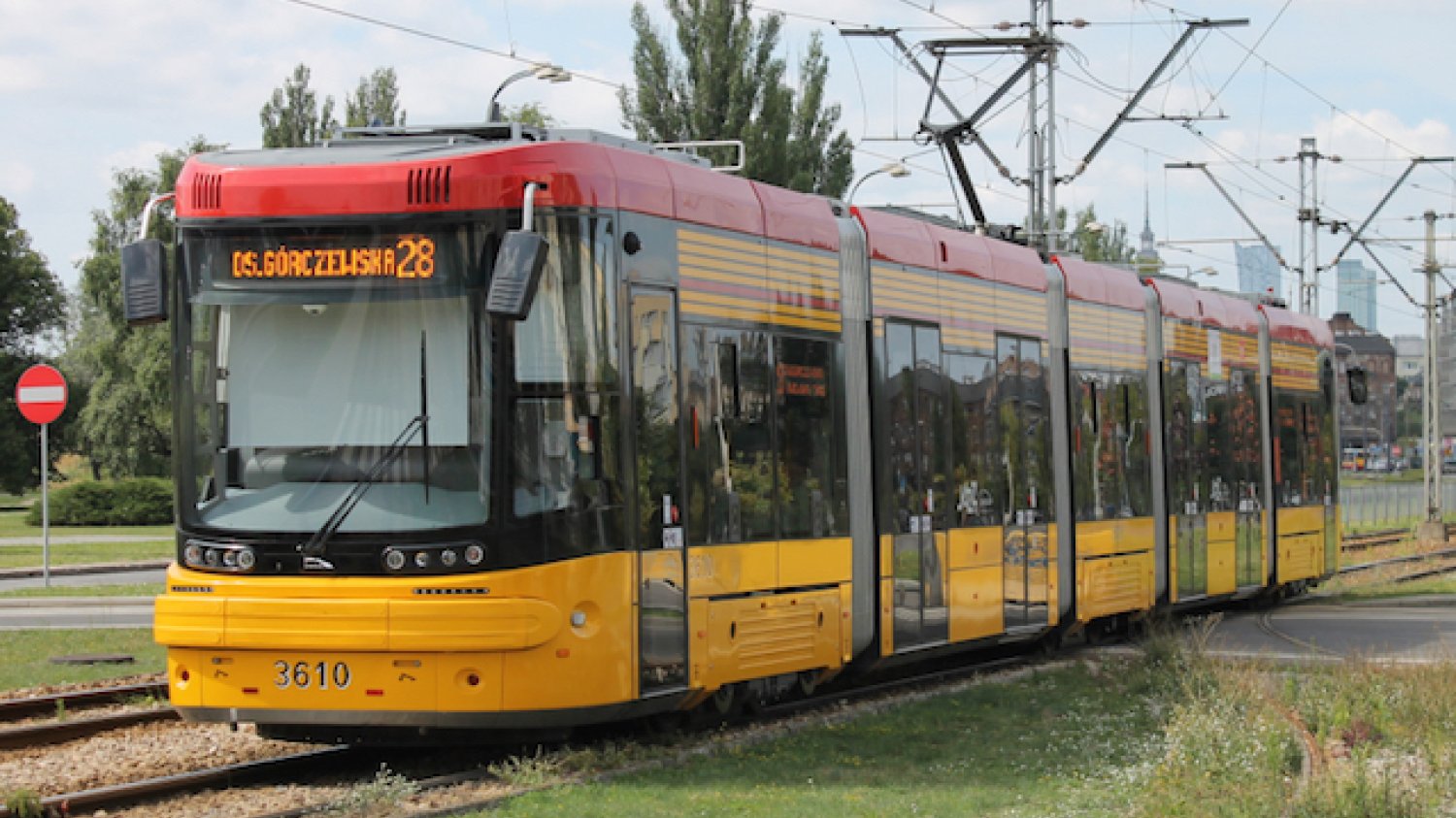 Tramwaje Pesy już jeżdżą po stolicy. Jednak rozliczenie kontraktu dalej ciągnie się za firmą.