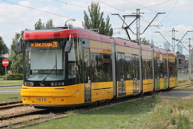 Tramwaje Pesy już jeżdżą po stolicy. Jednak rozliczenie kontraktu dalej ciągnie się za firmą.