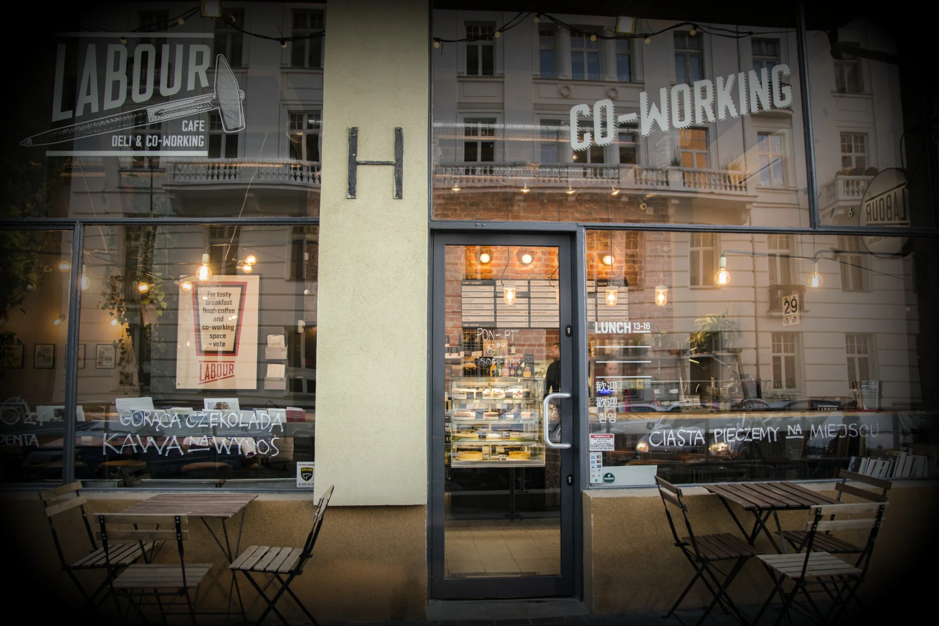 Labour Cafe Deli & Co-working przy ulicy Tamka 49 (wejście od ul. Ordynackiej) to kawiarnia ze specjalnie wydzielona przestrzenią coworkingową.