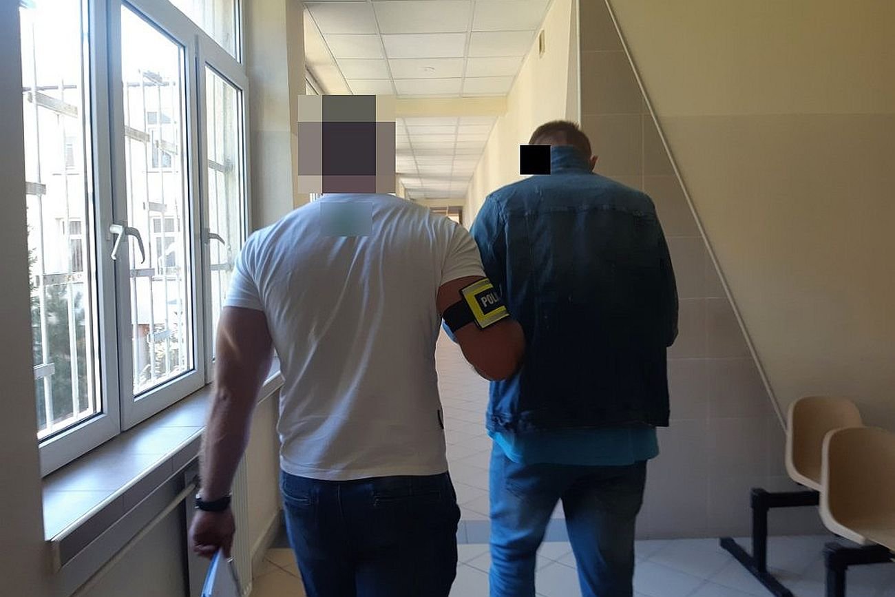 Jeden z zatrzymanych na Bemowie przestępców.