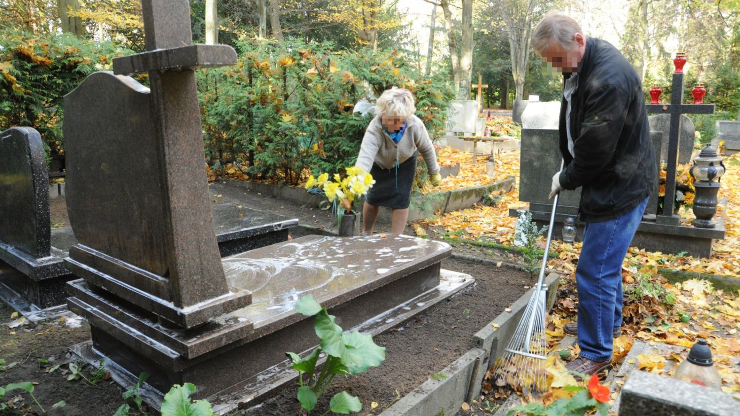 Sprzątanie grobów można wykonać samemu, lecz istnieje również opcja wynajęcia takiej usługi.