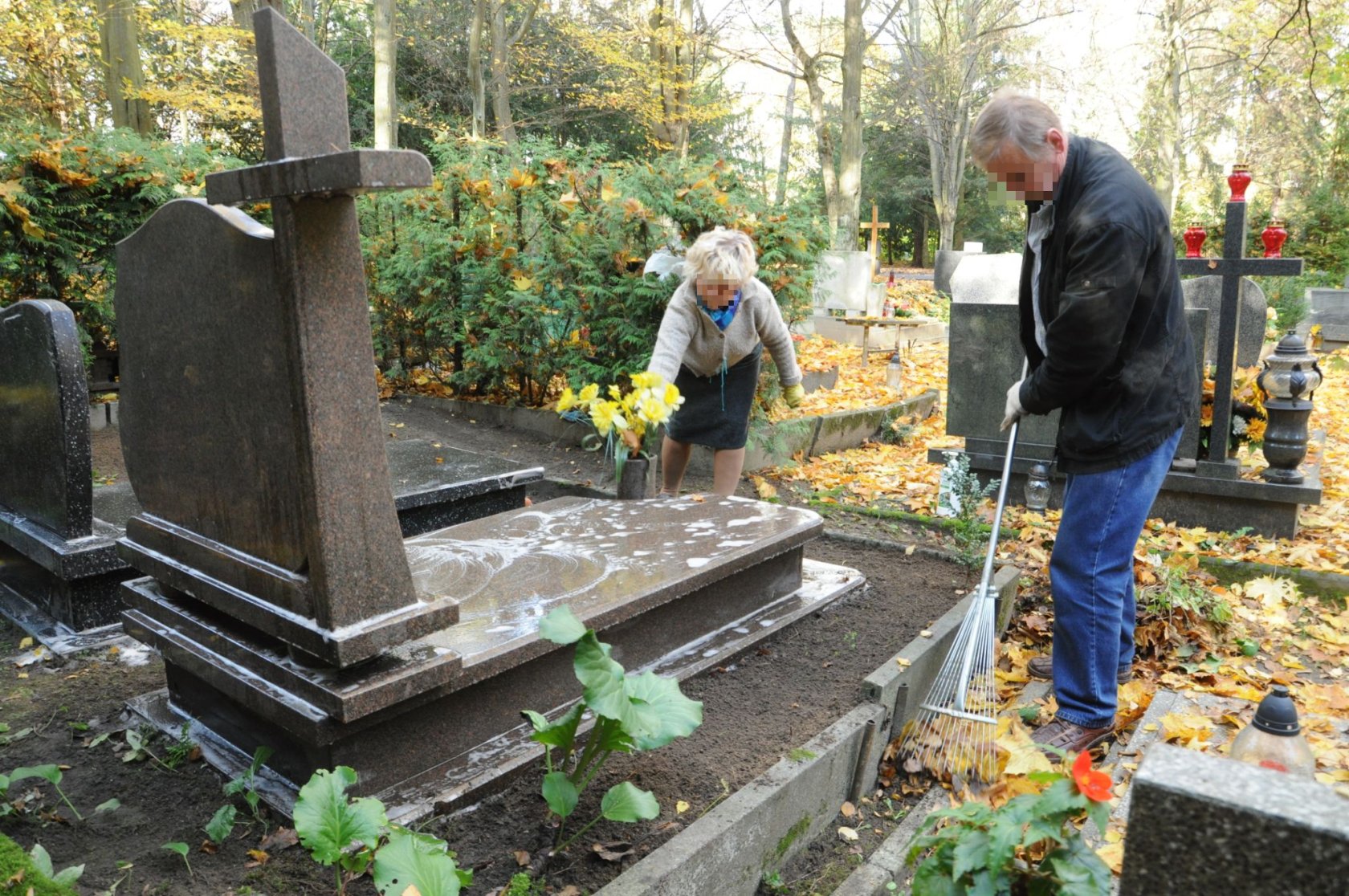 Sprzątanie grobów można wykonać samemu, lecz istnieje również opcja wynajęcia takiej usługi.