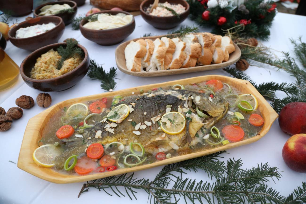 Stół wigilijny z karpiem