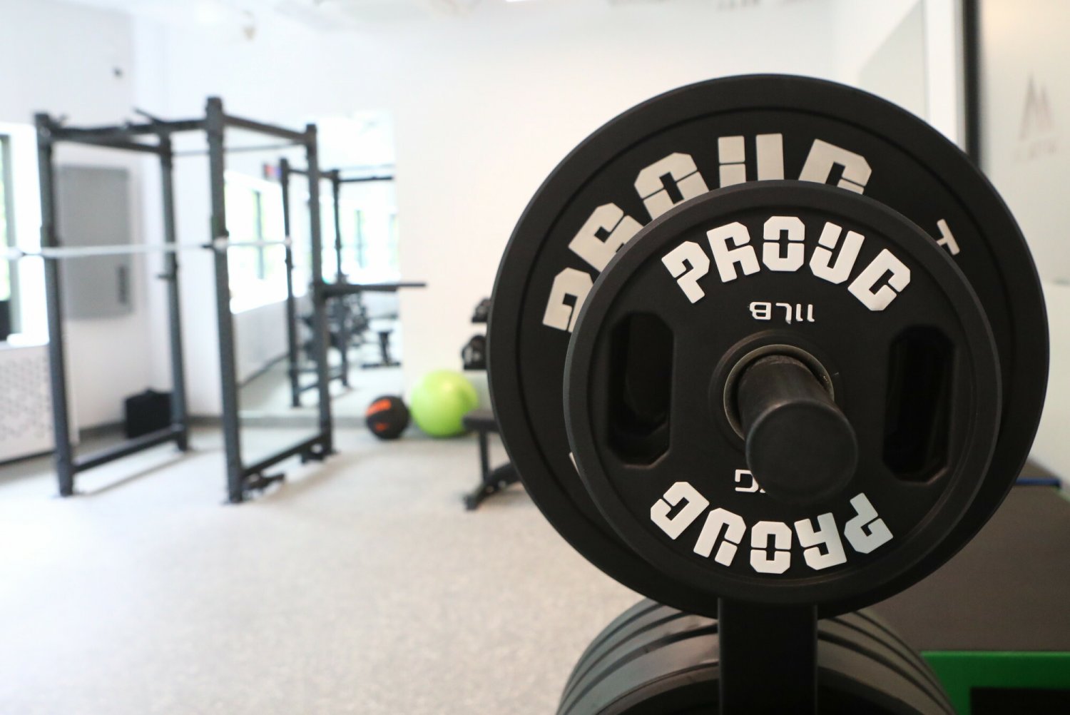 Wnętrze klubu fitness.