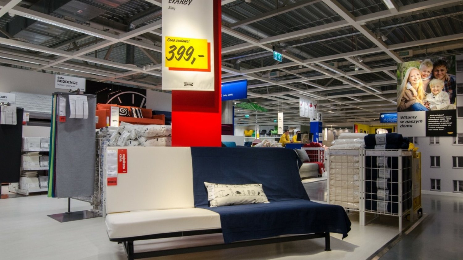 kanapa wystawiona na sprzedaż w sklepie Ikea