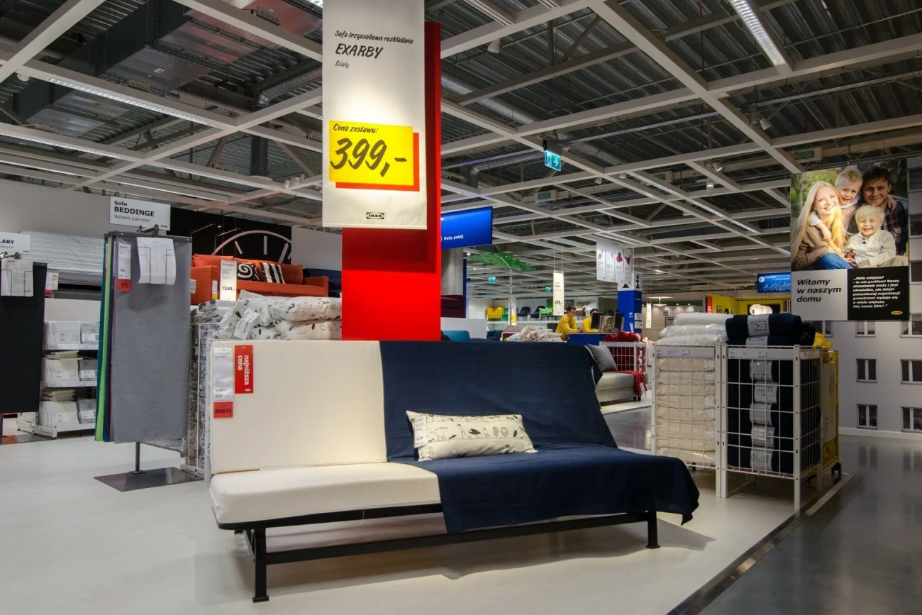 kanapa wystawiona na sprzedaż w sklepie Ikea