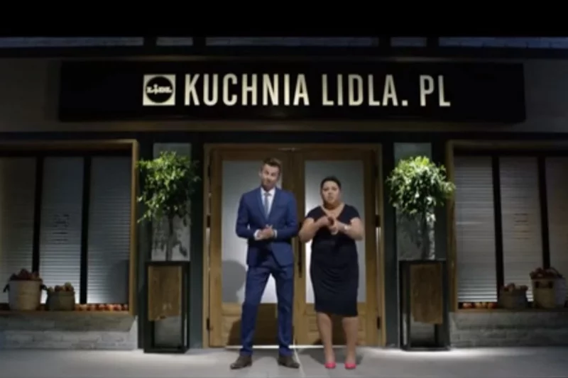 Lidl planuje rozdać swoim klientom 2 mln egzemplarzy książki kulinarnej "Ryby są super" autorstwa Doroty Wellman i Karola Okrasy.