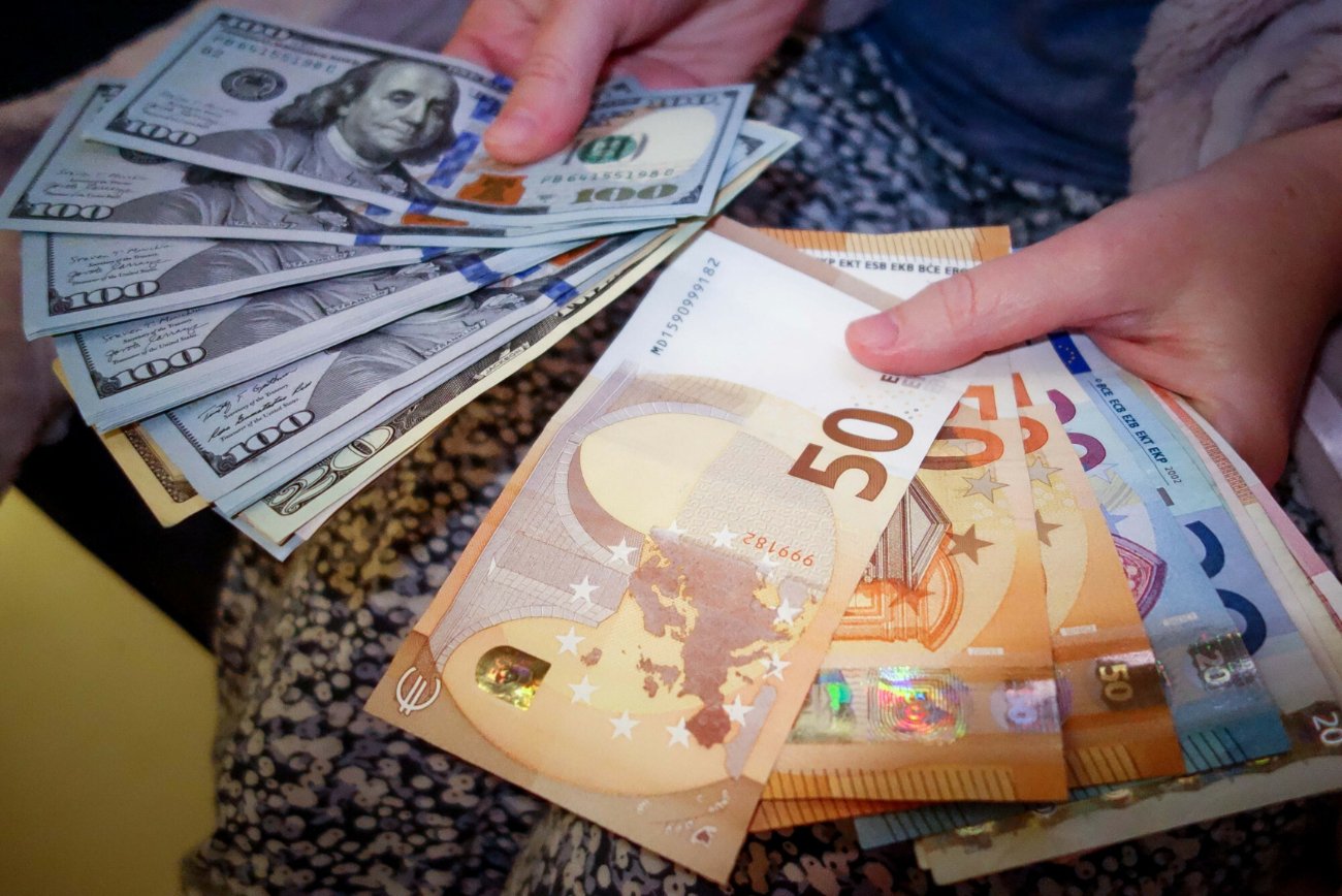 Banknoty euro i dolary