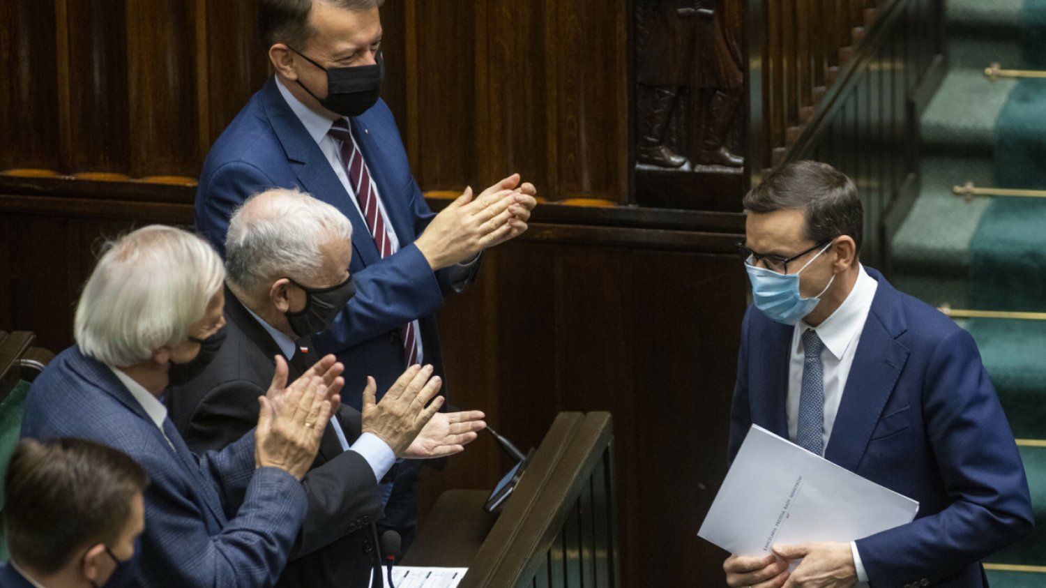 politycy PiS w sejmie podczas posiedzenia sejmu klaszczą na Morawieckiego, który idzie usiąść w maseczce