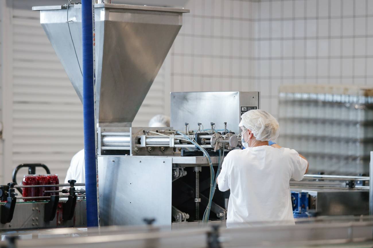 kobieta przy taśmie w fabryce