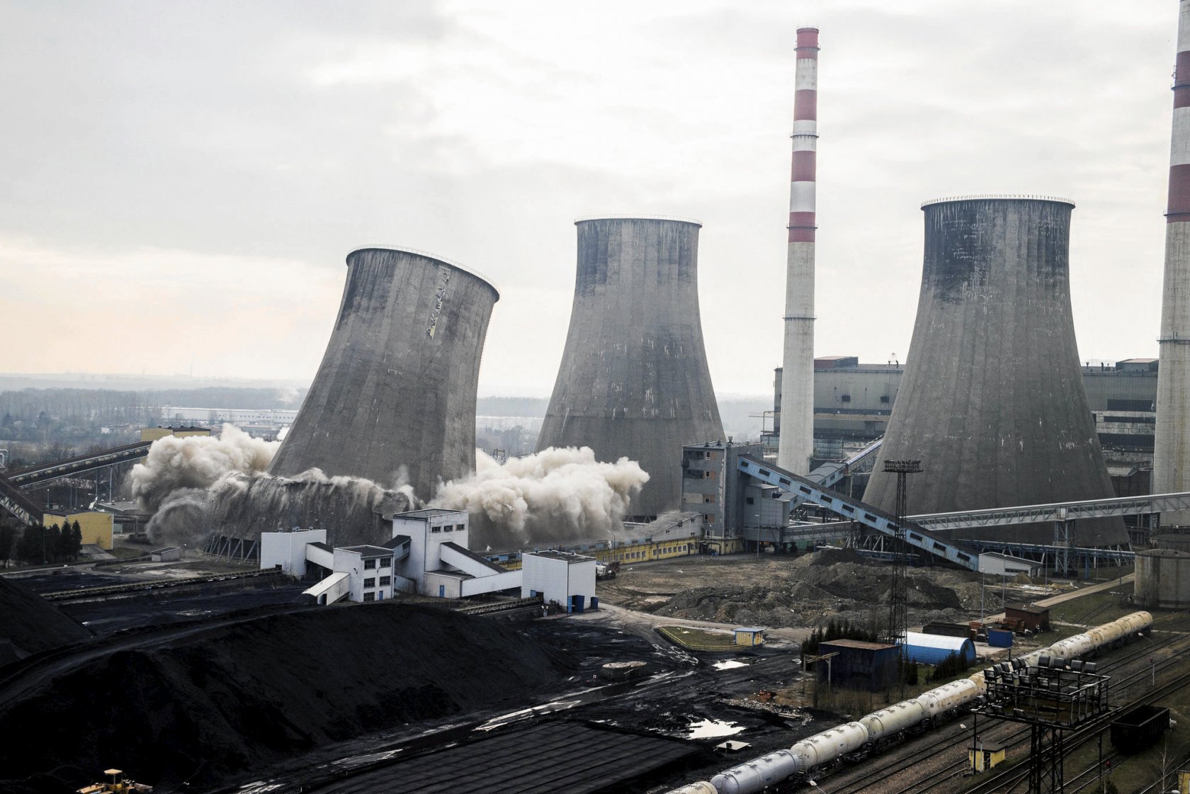 90-metrowa chłodnia Tauronu runęła w 3,5 sekundy