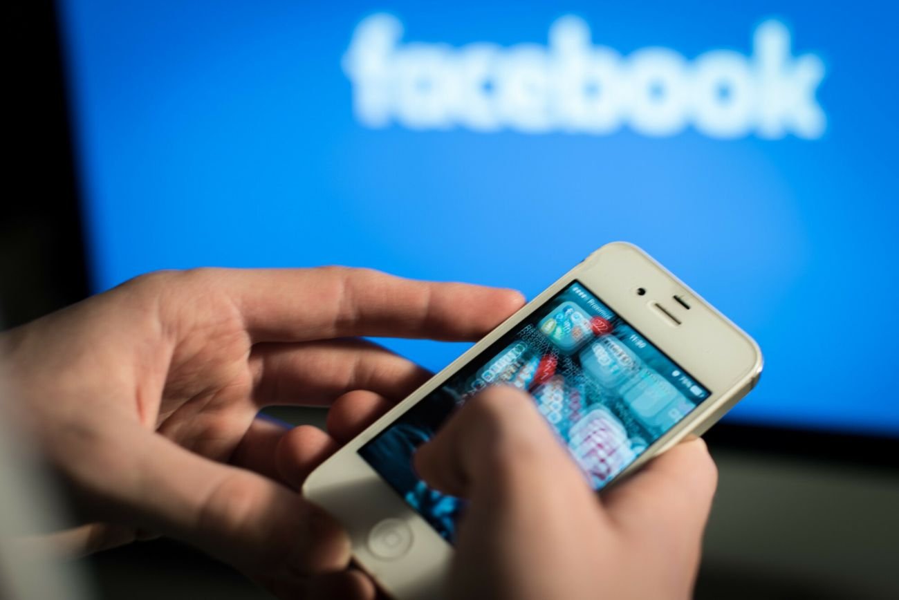 Zdaniem byłego pracownika Mety Facebook celowo obciąża działanie urządzeń, doprowadzając do ich rozładowania.