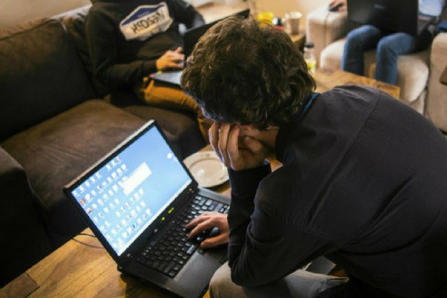 Chęć wzbogacenia się na rosnących wycenach czołowych kryptowalut jak bitcoin czy etherum napędziło ruch na światowych giełdach do tego stopnia, że te musiały odciąć nowych klientów od możliwości rejestracji.