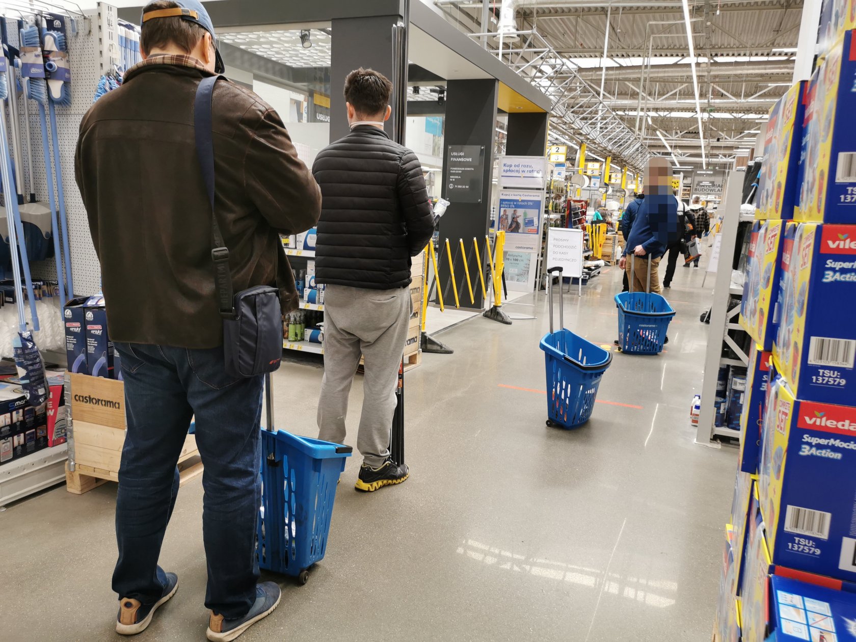 Pracownik marketu budowlanego Castorama w Warszawie okazał się być zakażony koronawirusem. Sklep dalej funkcjonuje.