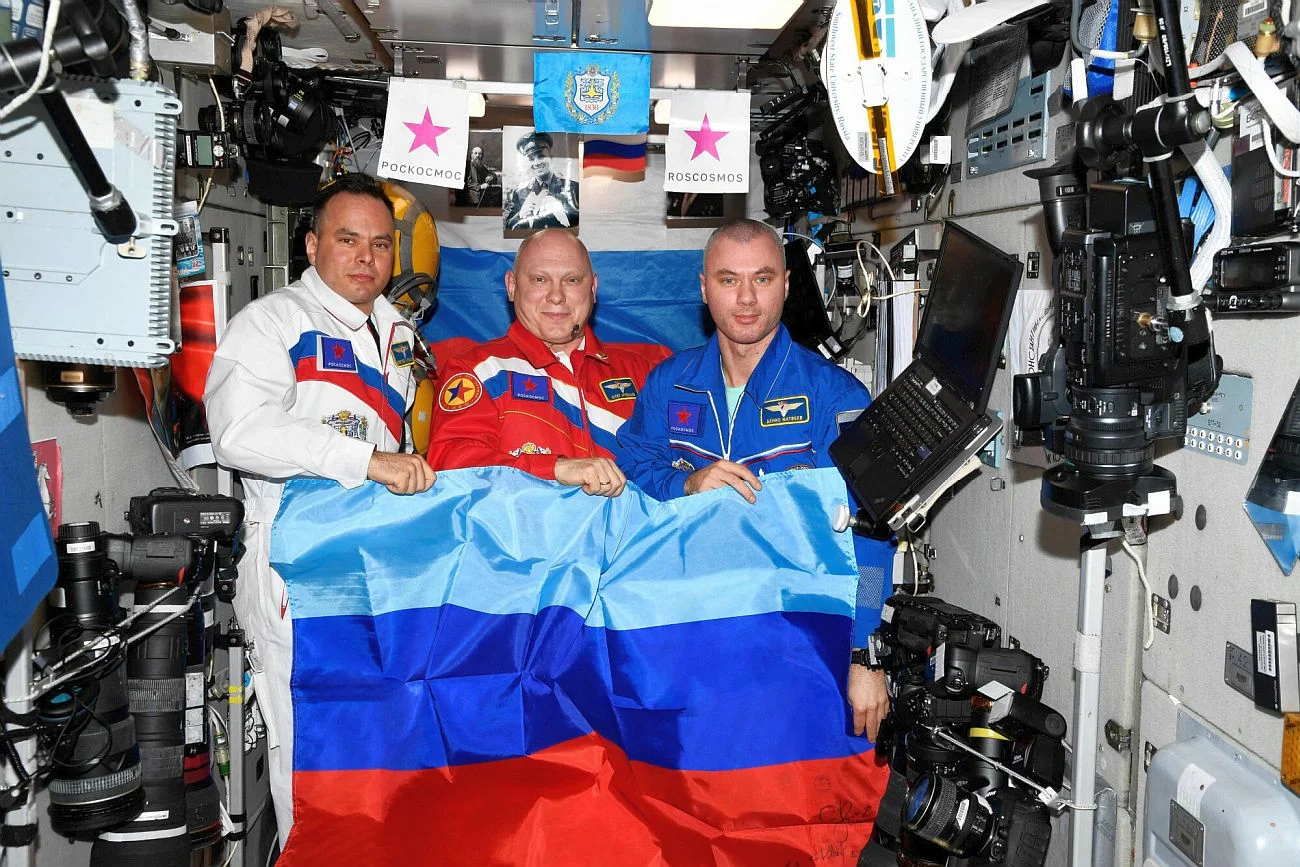 Rosyjscy kosmonauci trzymają na pokładzie ISS flagę wschodnioukraińskich separatystów i gratulują rosyjskim wojskom zdobycia regionu Ługańska