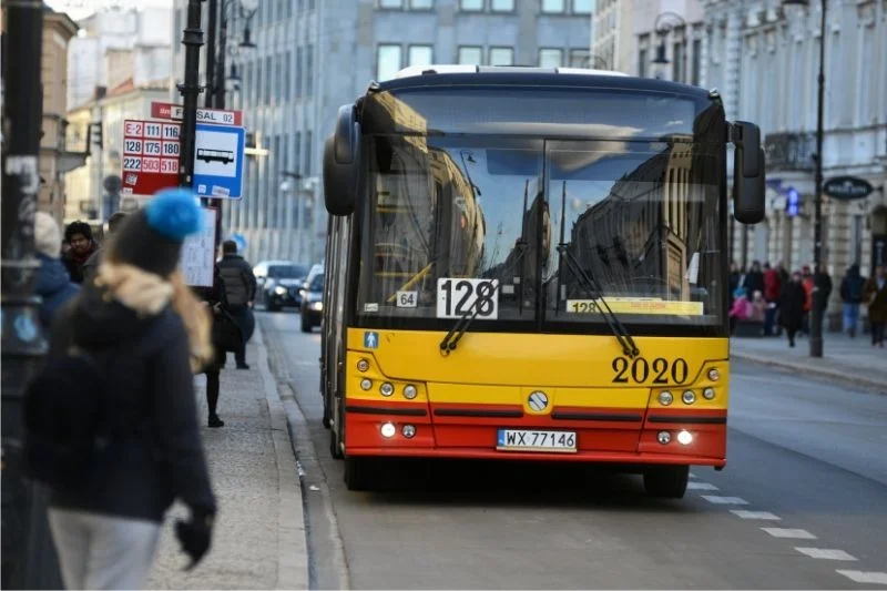 Przez koronawirusa mocno spadną wpływy samorządów z biletów na komunikację miejską.