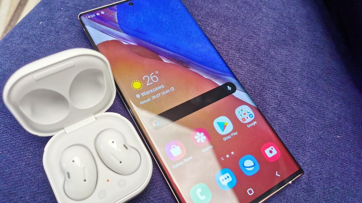 Nowy Samsung Galaxy Note 20 - na zdjęciu w wersji Ultra z miedzianym matem i nowa generacja słuchawek Galaxy Buds Live 3.