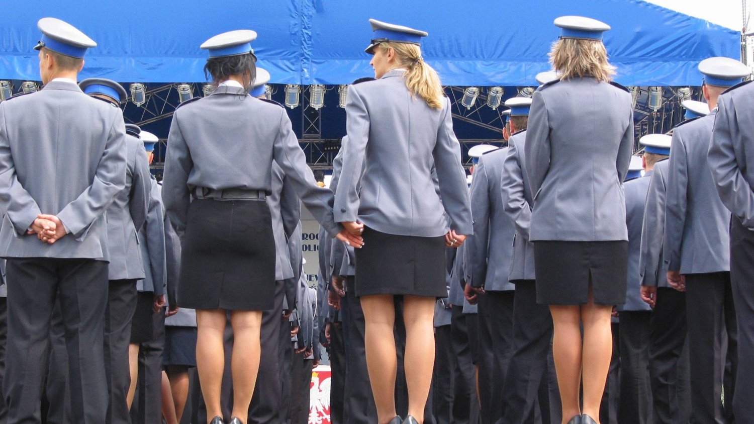 Podczas gdy szeregowi policjanci klepią biedę, ich kierownictwo bawi się w luksusowym hotelu