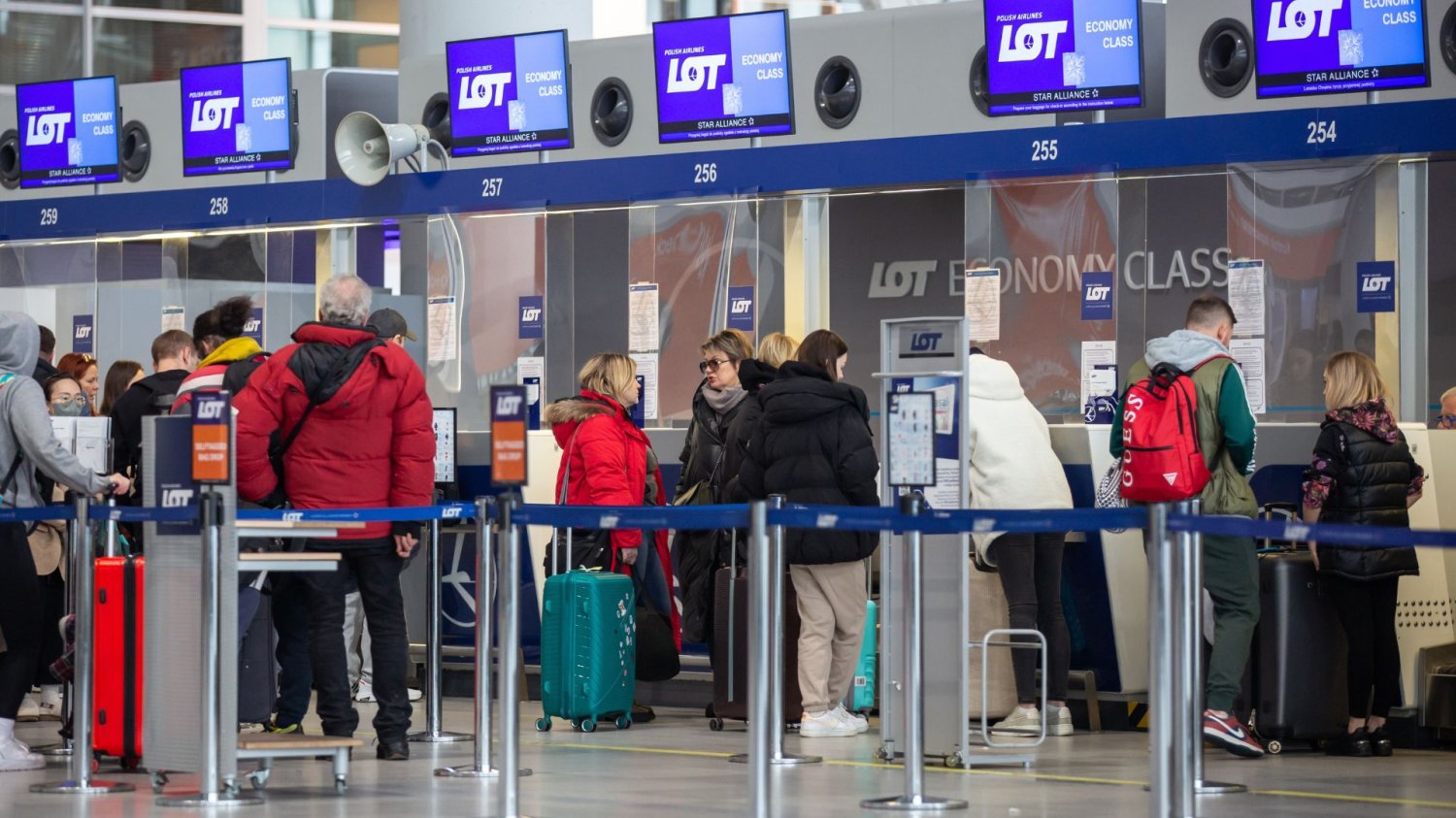 Rozwój lotniska Warszawa-Radom. Pasażerowie na bok, czas na walkę o przetrwanie. Pasażerowie na lotnisku.