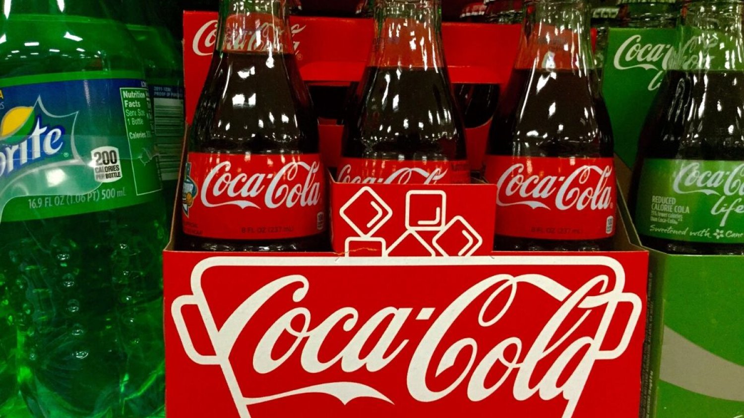 We francuskich sklepach Grupy Muszkieterów może już niebawem zabraknąć Coca-Coli. Producent wstrzymał dostawy.