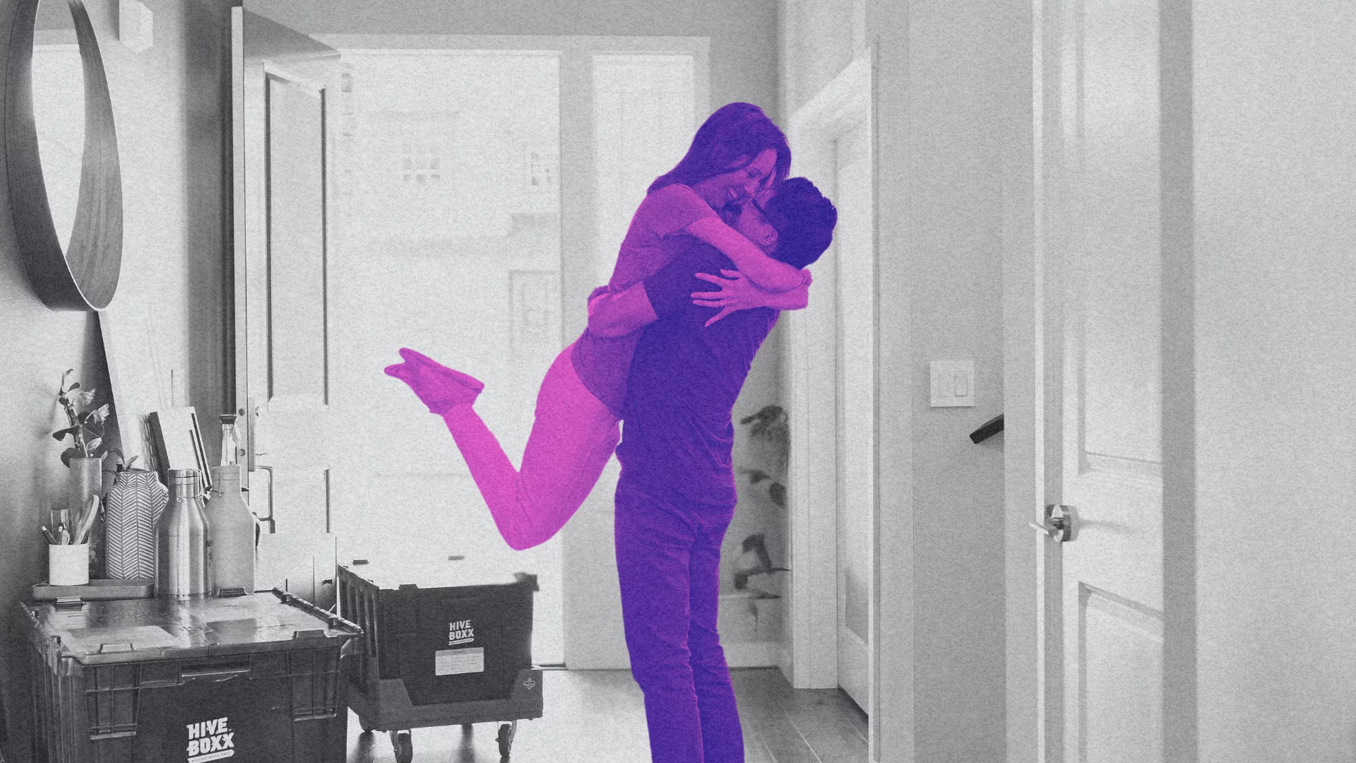 Para cieszy się z nowo zakupionego mieszkania. Eksperci mówią wprost: to najlepszy moment na negocjacje od kilku lat.