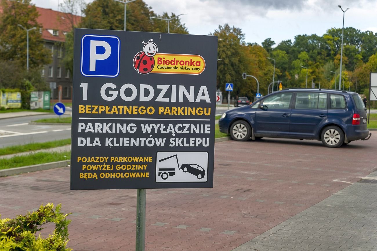 Coraz więcej marketów wprowadza płatności za parking