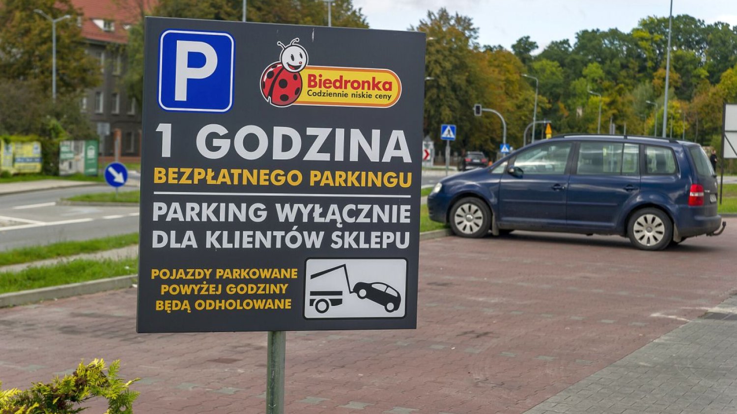 Coraz więcej marketów wprowadza płatności za parking