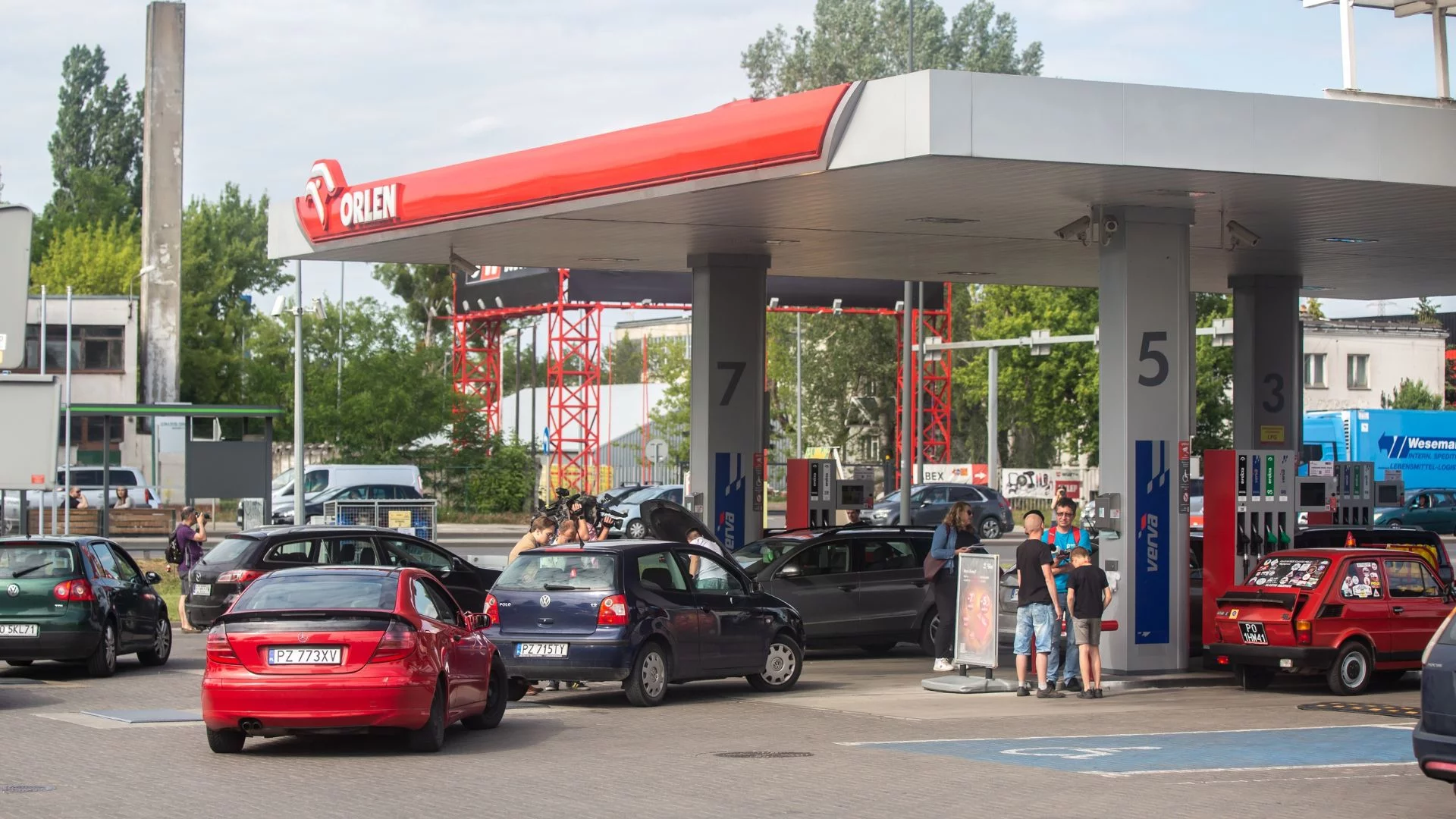 Promocje na Orlenie a kryzys. Niemiecka prasa: "Polacy chcą zakazać Niemcom tankowania!"