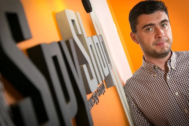 "Niektórzy uzależniają się od podsłuchiwania. Mówimy o alkoholu i narkotykach, ale żądza inwigilacji jest równie silna."