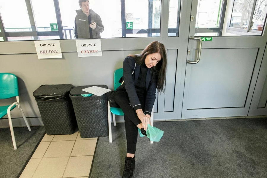 Ukraińscy mieszkańcy Wrocławia oddają krew w lokalnym centrum krwiodawstwa.