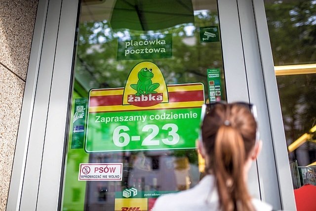 Związkowcy od dawna walczą z siecią Żabka, żądają zamknięcia sklepów w niedziele